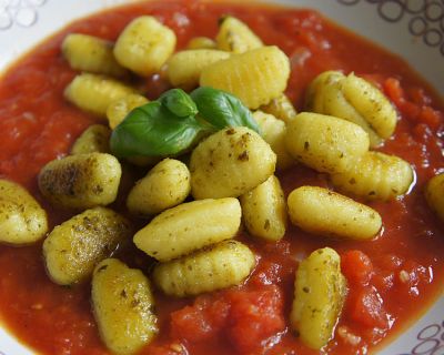 Vegane Bärlauch – Gnocchi auf Tomatensauce