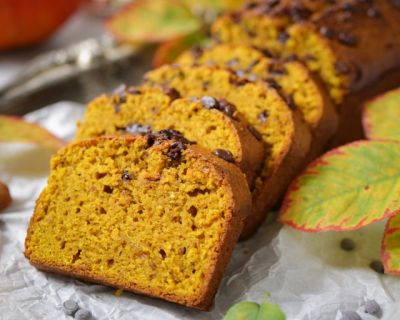 Veganer, fluffiger Kürbiskuchen mit Schokodrops