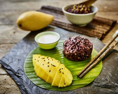 Thailändischer schwarzer Klebreis mit Mango und süßer Kokossoße