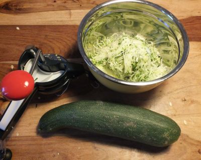 Zucchinipuffer mit Tomatensoße und Bohnensalat (vegan)