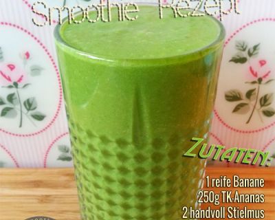 Grüner Smoothie mit Stielmus, Kokosöl und Kokoswasser