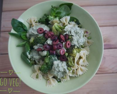 Pasta mit grünem Gemüse und Avocado-Basilikum-Pesto