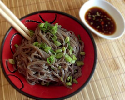 Soba-Nudeln mit Tamari und Sesamöl