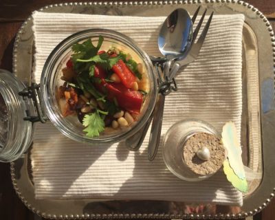 veganer Couscous-Salat mit Grillgemüse, Pinienkernen und Koriander