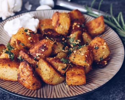 Crispy, spicy potatoes with homemade Mayonnaise * Knusprig, würzige Kartoffelecken mit selbst gemachter Mayonnaise