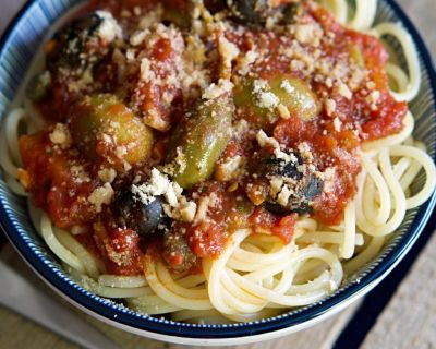 Würzige Spaghetti alla Puttanesca mit Cashew-Parmesan