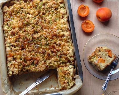 Marzipan-Aprikosenkuchen mit Pistazienstreuseln