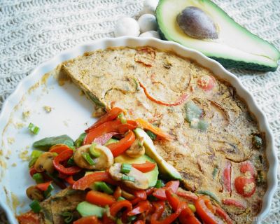 Gelberbsenfrittata mit lauwarmem Avocadosalat