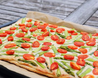 Spargel-Tomaten-Flammkuchen