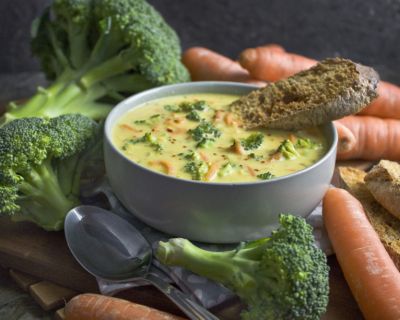 Vegane Brokkoli-Käse-Suppe mit Möhren