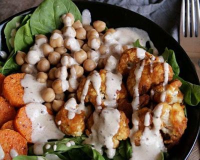 Spinat-Süßkartoffel-Bowl mit Brathähnchen-Blumenkohl, Kichererbsen und Caesar-Dressing