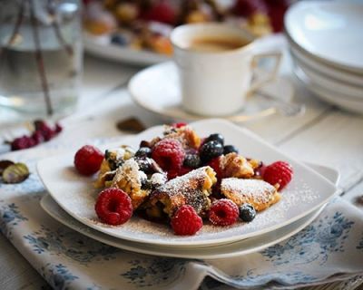 Veganer Kaiserschmarrn mit Himbeersoße & Heidelbeeren