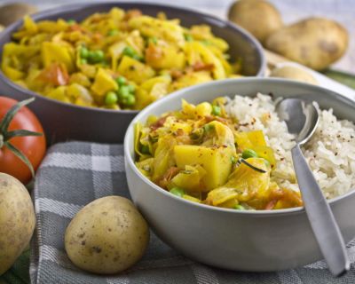 Geschmortes Weißkohl-Curry mit Kartoffeln