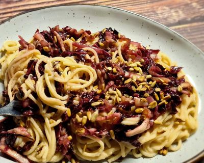 Radicchio-Spaghetti mit Cannellini-Bohnen-Sauce
