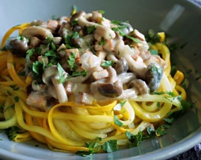 Zoodles mit veganer Pilz-Carbonara