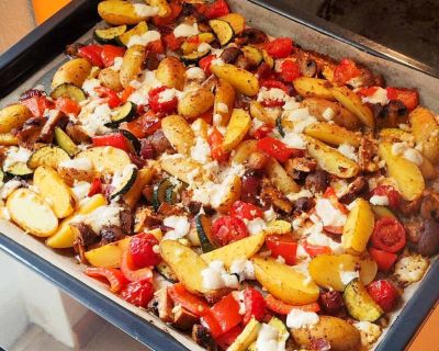 Mediterranes Ofengemüse mit Kartoffeln und veganem Feta