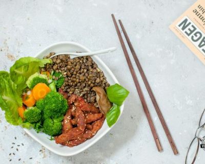 Vegane Buddha Bowl mit Linsen, Sojaschnetzel und Brokkoli