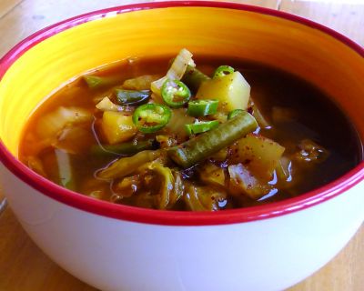 Koreanische Suppe mit Sojabohnenpaste und Gemüse