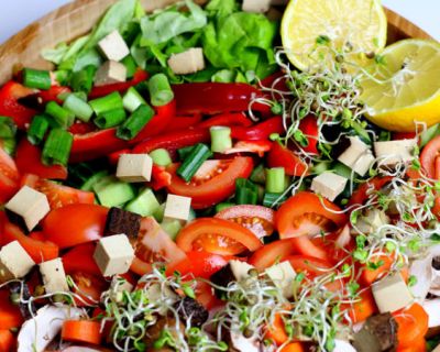 Bunter gemischter Salat mit herzhaftem Räuchertofu