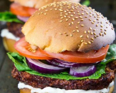 Veganer Burger mit BBQ Blumenkohl und Grillsaucen von Naturata