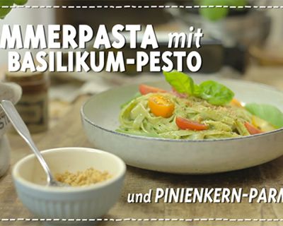 Schnelle, leckere Sommerpasta mit Basilikum-Pesto & Pinienkern-Parmesan