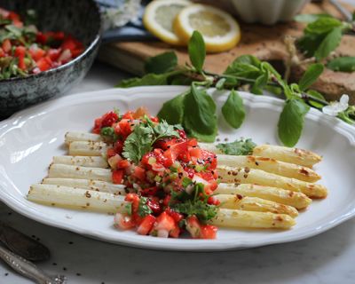 Weißer Ofen-Spargel mit Erdbeer-Ingwer-Salsa