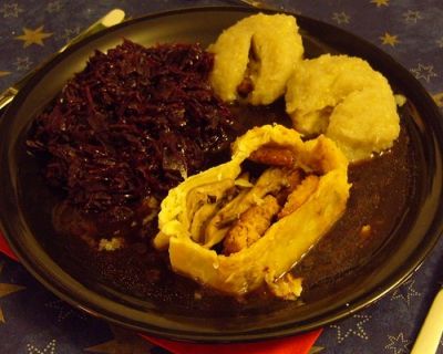 Austernpilze und Seitan in Blätterteig mit Rotkraut, Knödeln und Rotweinsauce