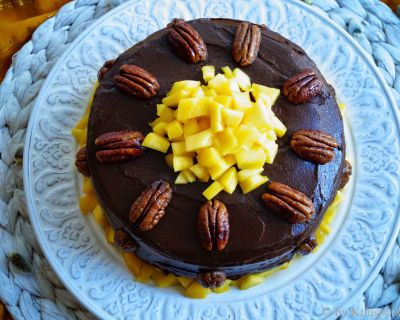 Superfood Schokoladen-Pekannuss-Torte mit Mango-Cashew-Crème