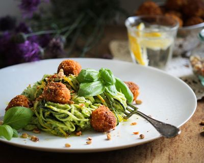 Zucchinispaghetti mit Avocado-Basilikum-Crème & krossen Tofubällchen