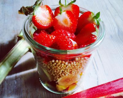 Obstsalat mit Quinoa-Pops