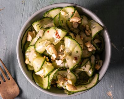 Gurkensalat mit Kokoskefirdressing – sommerlich erfrischend