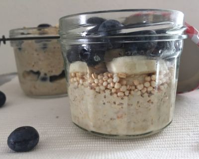 Porridge mit gepopptem Quinoa, Blaubeeren und Bananen