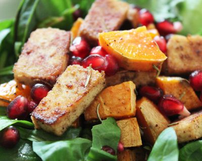Rezept: Süßkartoffel-Tofu-Salat mit Balsamico-Ahornsirup-Dressing.