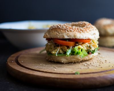Eine runde Sache: Selbstgemachte Sesam-Bagel mit veganem Eiersalat (ohne Eier)