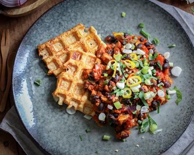 Knusprig gewaffelter Tofu mit Bohnen-Chili