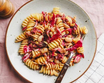Radicchio-Pasta mit Bohnen & Walnüssen