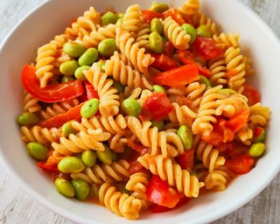 Einfache vegane Nudelpfanne mit Edamame und Paprika