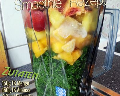 Grüner Smoothie mit Petersilie, Gerstengraspulver, Pfirsich, Mango und Ananas