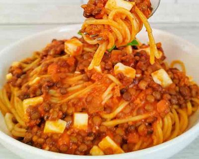 Schnelle Spaghetti mit Bolognese Soße, Linsen und veganem Feta