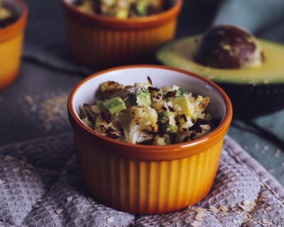 Gerösteter Ofenblumenkohl mit Avocado