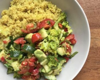 Goldene Quinoa mit Brokkoli Salat in nur 20 Minuten