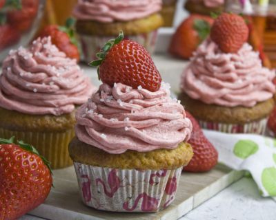 Sommerliche Erdbeer-Rhabarber-Cupcakes