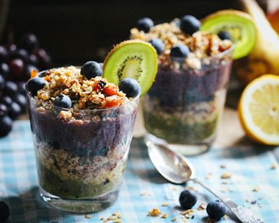 Heidelbeer-Kiwi-Chiapudding mit Knuspermüsli