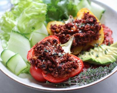 Gefüllte bunte Paprika mit Tomatensoße