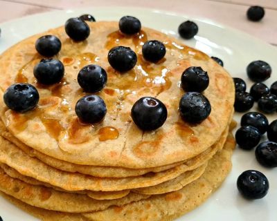 Dinkel-Buchweizen-Pfannkuchen mit frischen Heidelbeeren