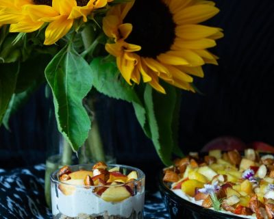 Fruchtiges Nektarinen-Tiramisu mit Mandelbiskuit und Macadamia-Mascarpone