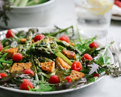 Spargel-Salat mit Himbeeren & gebratenem Tempeh