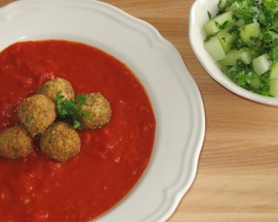 Falafel auf süss-saurer Tomatensauce mit Frühlingskohlrabi