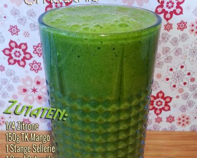 Grüner Smoothie mit Matcha, Petersilie, Sellerie, Mango, Zitrone und Banane