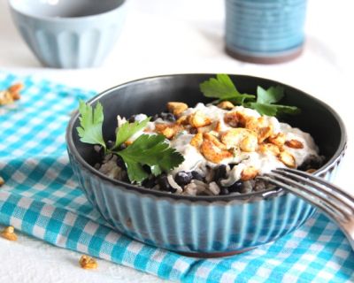 Schwarze Bohnen mit Vollkorn-Basmatireis und Cashew-Blumenkohl-Dip